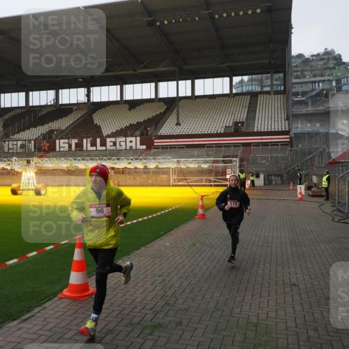 07.12.2025 - St. Pauli X-Mass-Run No. 15 Fabian Wolf http://msf.ph/oto/9368622 07.12.2025 09:53:34 Ziel 96, 115, 3684 meine-sportfotos.de