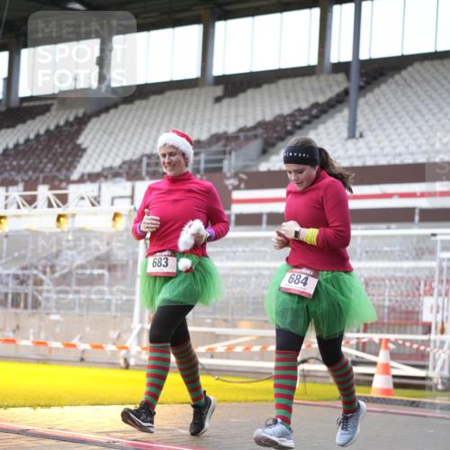 07.12.2025 - St. Pauli X-Mass-Run No. 15 Patografie http://msf.ph/oto/9368623 07.12.2025 11:12:56 Ziel 681, 683, 684, 919, 1175, 1178, 1703, 3167, 4794, 4795, 4796, 4802, 4804 meine-sportfotos.de