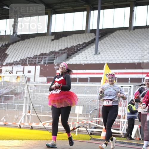 07.12.2025 - St. Pauli X-Mass-Run No. 15 Patografie http://msf.ph/oto/9368627 07.12.2025 11:13:03 Ziel 17, 22, 47, 681, 683, 684, 919, 1022, 1175, 1178, 1645, 1646, 1647, 1703 meine-sportfotos.de