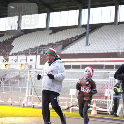 07.12.2025 - St. Pauli X-Mass-Run No. 15 Patografie http://msf.ph/oto/9368638 07.12.2025 11:13:07 Ziel 17, 22, 47, 683, 684, 1022, 1175, 1178, 1645, 1646, 1647, 1703 meine-sportfotos.de