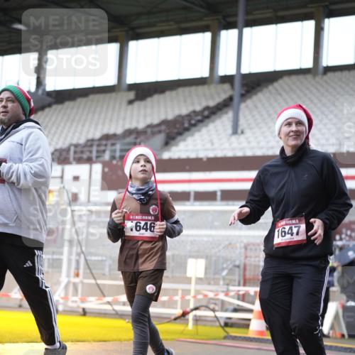 07.12.2025 - St. Pauli X-Mass-Run No. 15 Patografie http://msf.ph/oto/9368640 07.12.2025 11:13:07 Ziel 17, 22, 47, 683, 684, 1022, 1175, 1178, 1645, 1646, 1647, 1703 meine-sportfotos.de