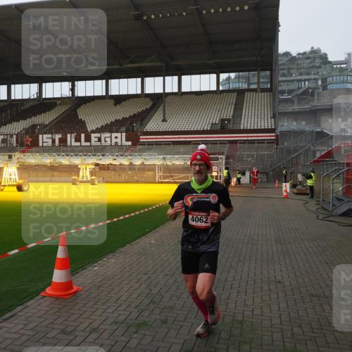 07.12.2025 - St. Pauli X-Mass-Run No. 15 Fabian Wolf http://msf.ph/oto/9368647 07.12.2025 09:53:48 Ziel 96, 115, 4050, 4061, 4062 meine-sportfotos.de
