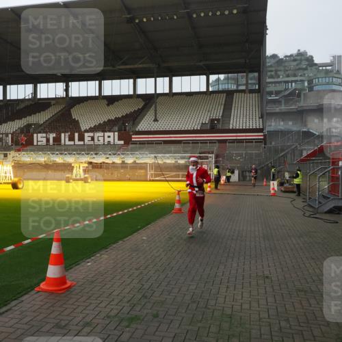 07.12.2025 - St. Pauli X-Mass-Run No. 15 Fabian Wolf http://msf.ph/oto/9368653 07.12.2025 09:53:53 Ziel 1598, 4050, 4061, 4062 meine-sportfotos.de