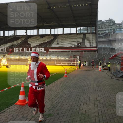 07.12.2025 - St. Pauli X-Mass-Run No. 15 Fabian Wolf http://msf.ph/oto/9368662 07.12.2025 09:53:55 Ziel 1598, 2651, 4050, 4061, 4062 meine-sportfotos.de