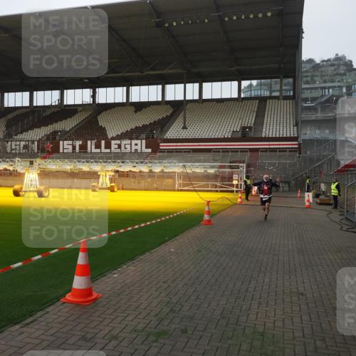 07.12.2025 - St. Pauli X-Mass-Run No. 15 Fabian Wolf http://msf.ph/oto/9368664 07.12.2025 09:53:58 Ziel 1598, 2651, 4050, 4061, 4062 meine-sportfotos.de