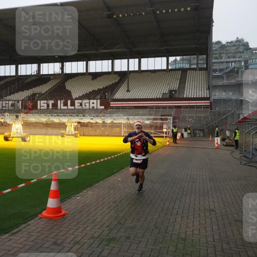 07.12.2025 - St. Pauli X-Mass-Run No. 15 Fabian Wolf http://msf.ph/oto/9368669 07.12.2025 09:54:00 Ziel 1598, 2651, 4061, 4062 meine-sportfotos.de