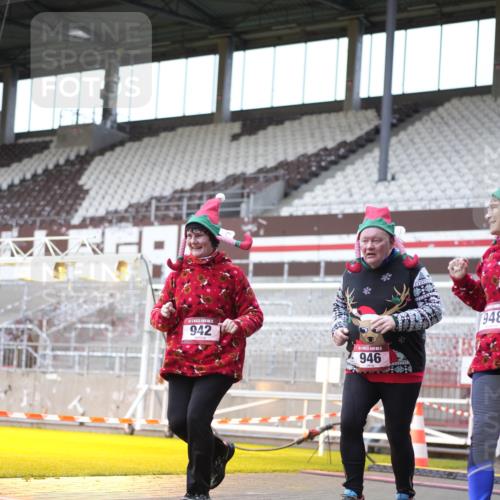 07.12.2025 - St. Pauli X-Mass-Run No. 15 Patografie http://msf.ph/oto/9368681 07.12.2025 11:14:10 Ziel 942, 946, 948 meine-sportfotos.de