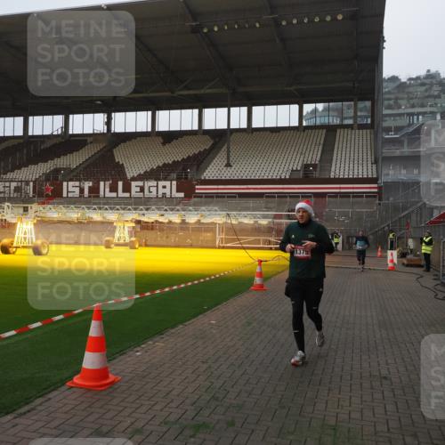 07.12.2025 - St. Pauli X-Mass-Run No. 15 Fabian Wolf http://msf.ph/oto/9368690 07.12.2025 09:54:19 Ziel 1375, 2036, 2900, 3338 meine-sportfotos.de