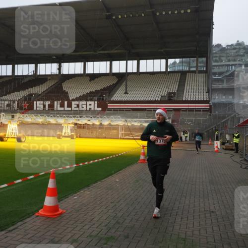 07.12.2025 - St. Pauli X-Mass-Run No. 15 Fabian Wolf http://msf.ph/oto/9368692 07.12.2025 09:54:19 Ziel 1375, 2036, 2900, 3338 meine-sportfotos.de