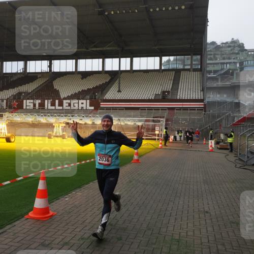 07.12.2025 - St. Pauli X-Mass-Run No. 15 Fabian Wolf http://msf.ph/oto/9368712 07.12.2025 09:54:24 Ziel 1375, 2036, 2900, 3310, 3338 meine-sportfotos.de