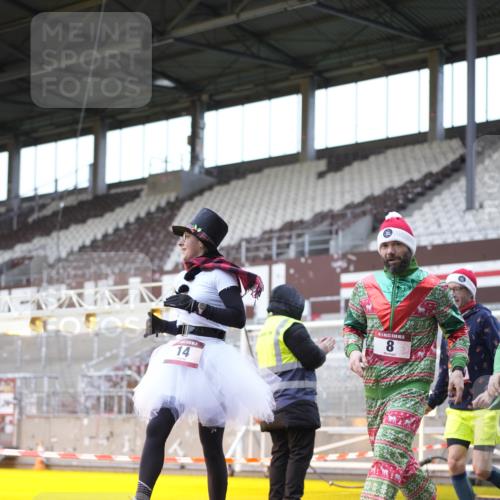 07.12.2025 - St. Pauli X-Mass-Run No. 15 Patografie http://msf.ph/oto/9368755 07.12.2025 11:15:42 Ziel 8, 14, 372, 2194 meine-sportfotos.de