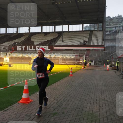 07.12.2025 - St. Pauli X-Mass-Run No. 15 Fabian Wolf http://msf.ph/oto/9368760 07.12.2025 09:54:48 Ziel 1649, 1655, 1722, 2703 meine-sportfotos.de