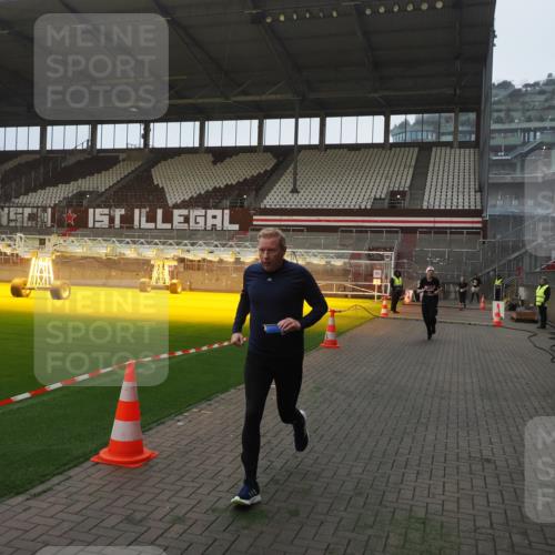 07.12.2025 - St. Pauli X-Mass-Run No. 15 Fabian Wolf http://msf.ph/oto/9368782 07.12.2025 09:55:09 Ziel 4087, 4088 meine-sportfotos.de