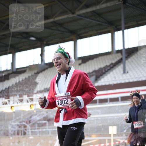 07.12.2025 - St. Pauli X-Mass-Run No. 15 Patografie http://msf.ph/oto/9368787 07.12.2025 11:16:06 Ziel 1800, 1802, 1821, 1825, 2195, 2464, 3241, 3256, 3326 meine-sportfotos.de