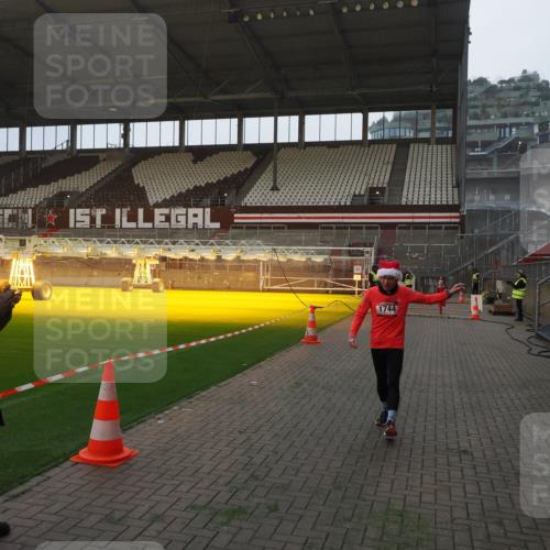 07.12.2025 - St. Pauli X-Mass-Run No. 15 Fabian Wolf http://msf.ph/oto/9368823 07.12.2025 09:55:42 Ziel 1744, 3398 meine-sportfotos.de