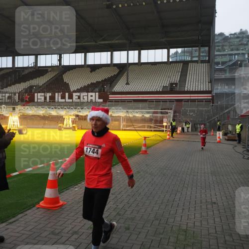 07.12.2025 - St. Pauli X-Mass-Run No. 15 Fabian Wolf http://msf.ph/oto/9368832 07.12.2025 09:55:44 Ziel 1744, 3398 meine-sportfotos.de