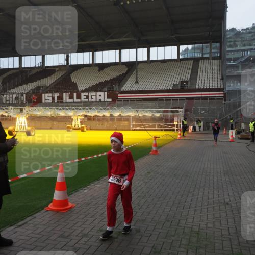 07.12.2025 - St. Pauli X-Mass-Run No. 15 Fabian Wolf http://msf.ph/oto/9368837 07.12.2025 09:55:51 Ziel 312, 1744, 3398 meine-sportfotos.de