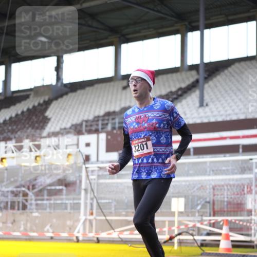 07.12.2025 - St. Pauli X-Mass-Run No. 15 Patografie http://msf.ph/oto/9368874 07.12.2025 11:18:09 Ziel 1325, 1348, 3201, 3221, 3327 meine-sportfotos.de