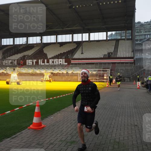 07.12.2025 - St. Pauli X-Mass-Run No. 15 Fabian Wolf http://msf.ph/oto/9368878 07.12.2025 09:56:11 Ziel 1483, 1530 meine-sportfotos.de