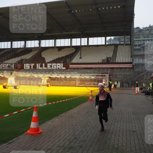 07.12.2025 - St. Pauli X-Mass-Run No. 15 Fabian Wolf http://msf.ph/oto/9368928 07.12.2025 09:56:30 Ziel 3255 meine-sportfotos.de