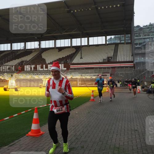 07.12.2025 - St. Pauli X-Mass-Run No. 15 Fabian Wolf http://msf.ph/oto/9368953 07.12.2025 09:56:43 Ziel 198, 662, 1165, 3255, 4208, 4209 meine-sportfotos.de