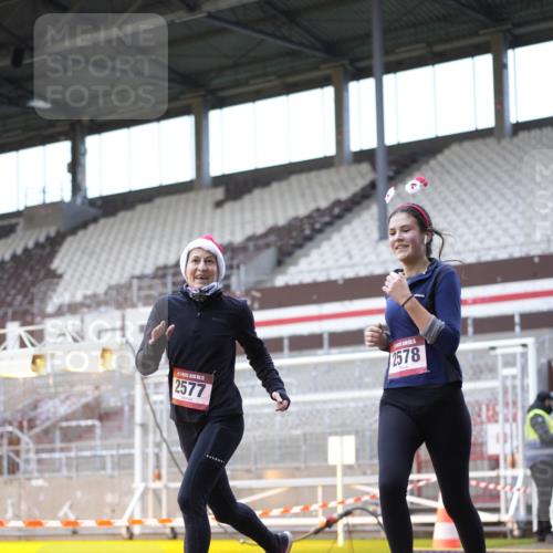 07.12.2025 - St. Pauli X-Mass-Run No. 15 Patografie http://msf.ph/oto/9369000 07.12.2025 11:20:06 Ziel 2577, 2578, 3170, 3324 meine-sportfotos.de