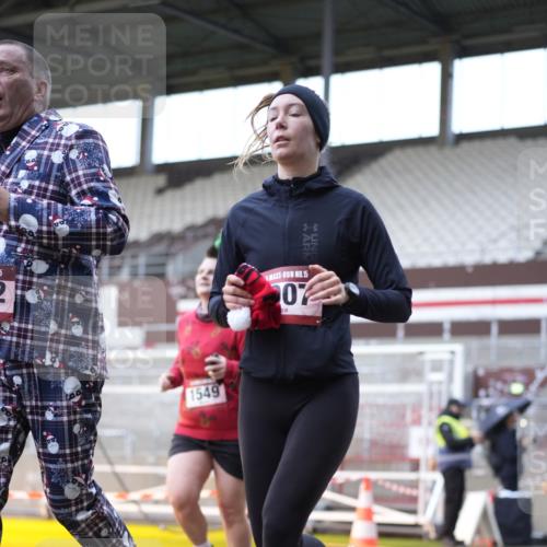 07.12.2025 - St. Pauli X-Mass-Run No. 15 Patografie http://msf.ph/oto/9369114 07.12.2025 11:21:26 Ziel 98, 105, 111, 232, 241, 1549, 1902, 1907, 2033, 2197, 2473, 2474, 2579, 3073, 3159, 3283 meine-sportfotos.de