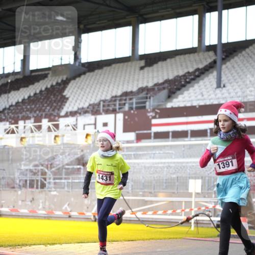 07.12.2025 - St. Pauli X-Mass-Run No. 15 Patografie http://msf.ph/oto/9369177 07.12.2025 11:22:25 Ziel 520, 1349, 1391, 1431, 2550, 2557, 2812, 2985, 3127 meine-sportfotos.de