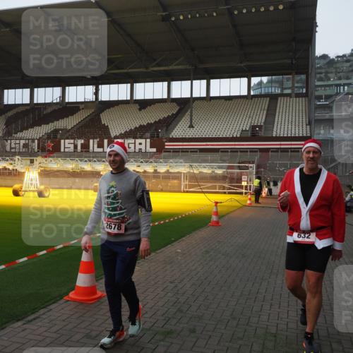 07.12.2025 - St. Pauli X-Mass-Run No. 15 Fabian Wolf http://msf.ph/oto/9369181 07.12.2025 09:57:38 Ziel 632, 1292, 1293, 1377, 1395, 2678, 2984 meine-sportfotos.de