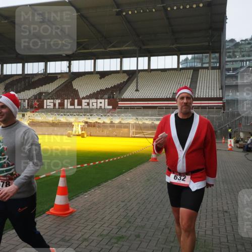 07.12.2025 - St. Pauli X-Mass-Run No. 15 Fabian Wolf http://msf.ph/oto/9369189 07.12.2025 09:57:39 Ziel 632, 1292, 1293, 1377, 1395, 2678, 2984 meine-sportfotos.de