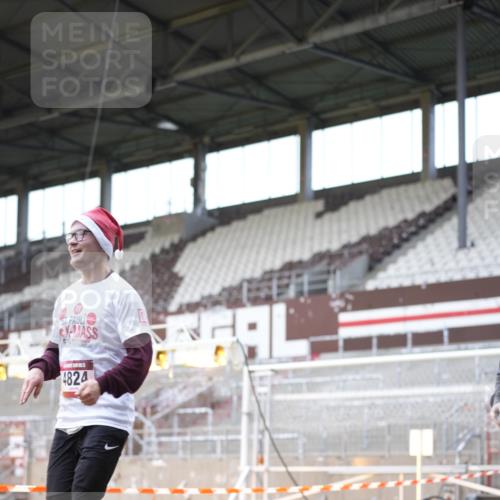 07.12.2025 - St. Pauli X-Mass-Run No. 15 Patografie http://msf.ph/oto/9369199 07.12.2025 11:23:00 Ziel 21, 69, 2023, 2373, 4249, 4824 meine-sportfotos.de