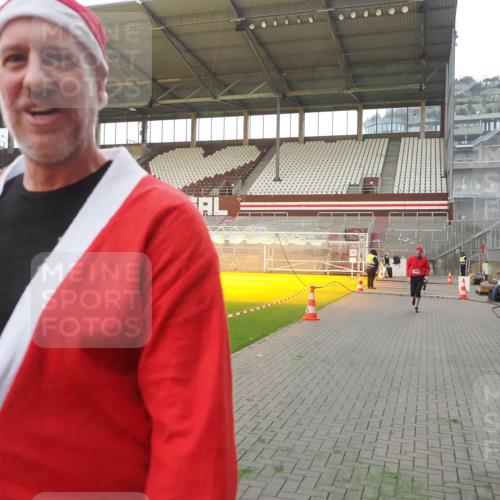 07.12.2025 - St. Pauli X-Mass-Run No. 15 Fabian Wolf http://msf.ph/oto/9369206 07.12.2025 09:57:41 Ziel 632, 1292, 1293, 1377, 1395, 2678, 2984, 4030 meine-sportfotos.de