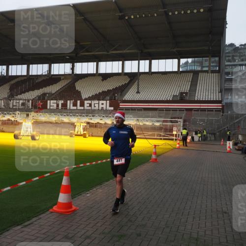 07.12.2025 - St. Pauli X-Mass-Run No. 15 Fabian Wolf http://msf.ph/oto/9369266 07.12.2025 09:57:56 Ziel 441, 2984, 4030 meine-sportfotos.de