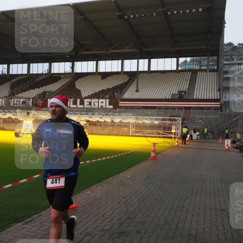 07.12.2025 - St. Pauli X-Mass-Run No. 15 Fabian Wolf http://msf.ph/oto/9369275 07.12.2025 09:57:57 Ziel 441, 2984, 4030 meine-sportfotos.de
