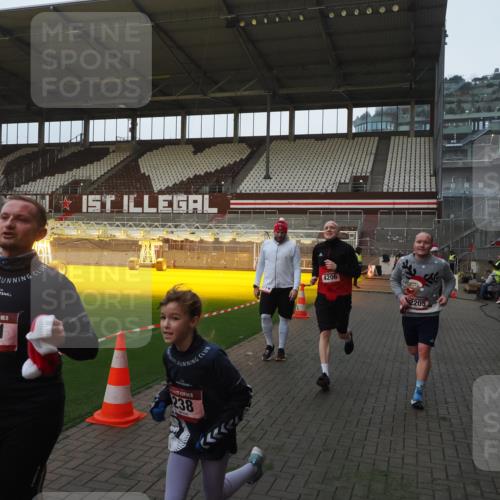 07.12.2025 - St. Pauli X-Mass-Run No. 15 Fabian Wolf http://msf.ph/oto/9369306 07.12.2025 09:58:23 Ziel 238, 261, 1173, 1633, 1774, 2205, 3405, 3515, 4031, 4206 meine-sportfotos.de