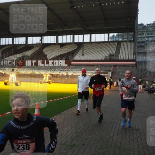 07.12.2025 - St. Pauli X-Mass-Run No. 15 Fabian Wolf http://msf.ph/oto/9369308 07.12.2025 09:58:24 Ziel 238, 261, 1173, 1633, 1774, 2205, 3515, 4031, 4206 meine-sportfotos.de