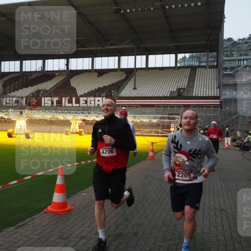 07.12.2025 - St. Pauli X-Mass-Run No. 15 Fabian Wolf http://msf.ph/oto/9369313 07.12.2025 09:58:24 Ziel 238, 261, 1173, 1633, 1774, 2205, 3515, 4031, 4206 meine-sportfotos.de