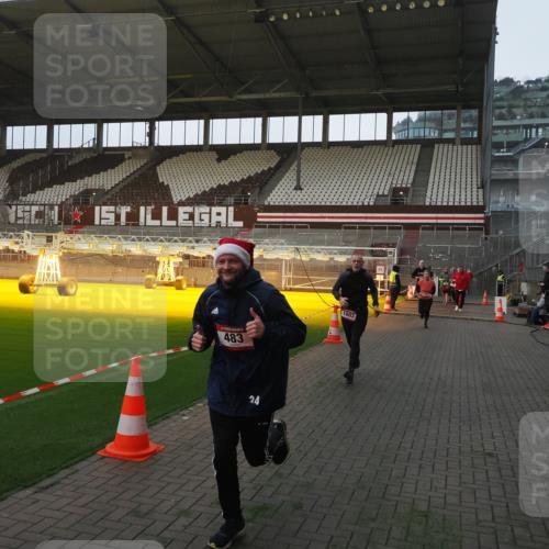 07.12.2025 - St. Pauli X-Mass-Run No. 15 Fabian Wolf http://msf.ph/oto/9369376 07.12.2025 09:58:32 Ziel 238, 261, 483, 532, 1003, 1173, 1528, 1603, 1633, 1774, 2205, 3515, 4031, 4206 meine-sportfotos.de