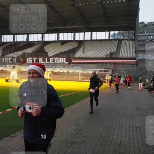 07.12.2025 - St. Pauli X-Mass-Run No. 15 Fabian Wolf http://msf.ph/oto/9369381 07.12.2025 09:58:33 Ziel 238, 261, 483, 532, 1003, 1173, 1528, 1603, 1633, 1774, 1782, 1785, 2205, 4031, 4206 meine-sportfotos.de