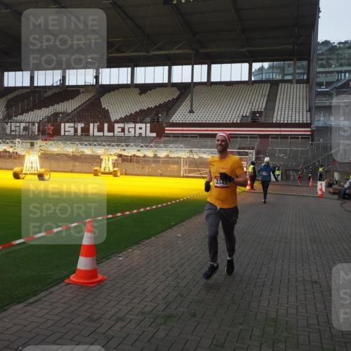 07.12.2025 - St. Pauli X-Mass-Run No. 15 Fabian Wolf http://msf.ph/oto/9369509 07.12.2025 09:59:05 Ziel 2529, 3147, 3345 meine-sportfotos.de