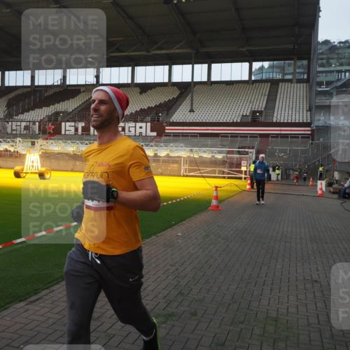07.12.2025 - St. Pauli X-Mass-Run No. 15 Fabian Wolf http://msf.ph/oto/9369518 07.12.2025 09:59:06 Ziel 2529, 3147, 3345 meine-sportfotos.de