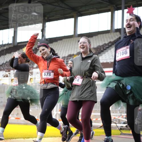 07.12.2025 - St. Pauli X-Mass-Run No. 15 Patografie http://msf.ph/oto/9369521 07.12.2025 11:25:56 Ziel 674, 678, 1079, 1344, 1356, 1593, 1673, 2055, 2088, 2145, 2161, 2166, 2198, 2255, 2265, 3050, 3051, 3068, 3070 meine-sportfotos.de