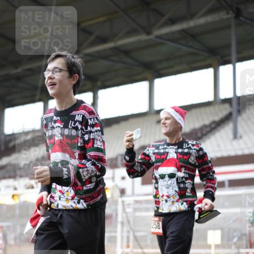 07.12.2025 - St. Pauli X-Mass-Run No. 15 Patografie http://msf.ph/oto/9369550 07.12.2025 11:26:10 Ziel 610, 624, 674, 678, 1344, 1345, 1356, 1498, 1501, 2059, 2063, 2066, 2069, 2074, 2088, 2124, 2145, 2161, 2166, 2198, 2255, 2257, 2260, 2265, 2637, 2786, 2795, 3094, 3217, 3257, 3258, 3260, 3261, 3607 meine-sportfotos.de