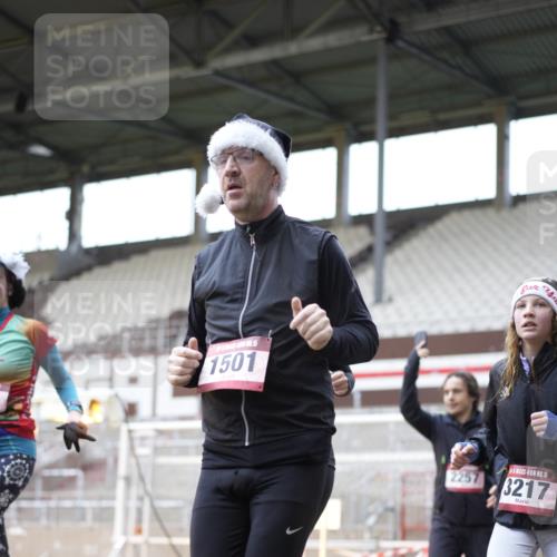 07.12.2025 - St. Pauli X-Mass-Run No. 15 Patografie http://msf.ph/oto/9369565 07.12.2025 11:26:15 Ziel 610, 624, 1345, 1498, 1501, 1632, 2059, 2063, 2066, 2069, 2074, 2124, 2257, 2260, 2637, 2786, 2795, 3094, 3217, 3257, 3258, 3260, 3261, 3607 meine-sportfotos.de