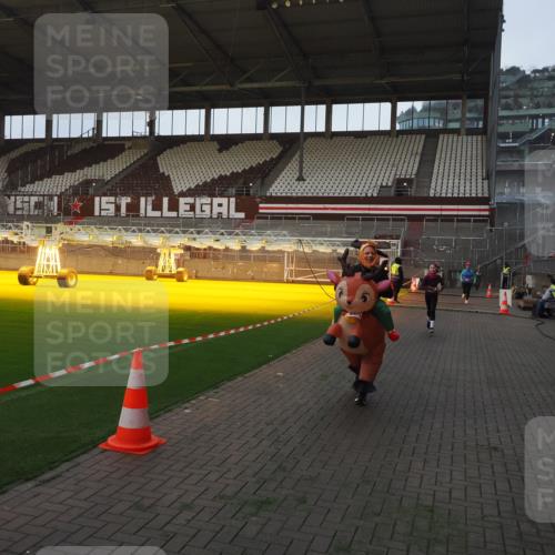 07.12.2025 - St. Pauli X-Mass-Run No. 15 Fabian Wolf http://msf.ph/oto/9369608 07.12.2025 09:59:21 Ziel 939, 1120, 2204, 2207, 2529, 2657 meine-sportfotos.de