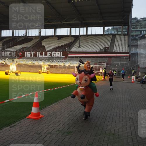 07.12.2025 - St. Pauli X-Mass-Run No. 15 Fabian Wolf http://msf.ph/oto/9369615 07.12.2025 09:59:21 Ziel 939, 1120, 2204, 2207, 2529, 2657 meine-sportfotos.de