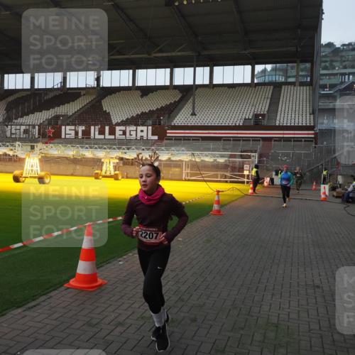 07.12.2025 - St. Pauli X-Mass-Run No. 15 Fabian Wolf http://msf.ph/oto/9369633 07.12.2025 09:59:24 Ziel 939, 1120, 2204, 2207, 2657, 4029 meine-sportfotos.de