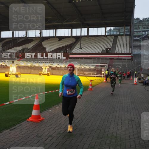 07.12.2025 - St. Pauli X-Mass-Run No. 15 Fabian Wolf http://msf.ph/oto/9369640 07.12.2025 09:59:28 Ziel 939, 961, 1120, 2204, 2207, 2657, 4029 meine-sportfotos.de