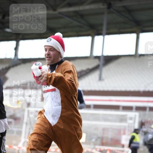 07.12.2025 - St. Pauli X-Mass-Run No. 15 Patografie http://msf.ph/oto/9369650 07.12.2025 11:27:10 Ziel 2887, 2995, 2999, 3004, 3098, 3099, 4647, 4656 meine-sportfotos.de