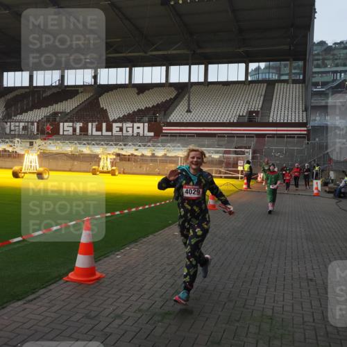 07.12.2025 - St. Pauli X-Mass-Run No. 15 Fabian Wolf http://msf.ph/oto/9369658 07.12.2025 09:59:30 Ziel 488, 961, 2204, 2207, 2657, 4029, 4052, 4465 meine-sportfotos.de